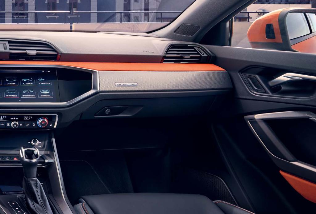 displej přístrojové desky Audi virtual cockpit plus nebo nový středový dotykový 10,1 palce