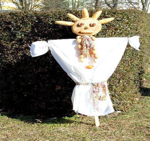 učitelkou Járou ekologickou Moranu. Nebudete tomu věřit, ale měla hlavu z chleba, vlasy z rohlíků, oči, nos a pusu ze zdravé zeleninky. Náš průvod se vydal až ke slepému rameni.