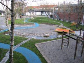 střechy, je napájena přes otevřené příkopy a