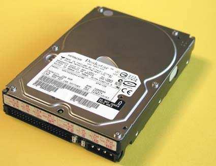 Pevné disky (1) Pevný disk (Hard Disk, Winchester disk, HDD Hard Disk Drive) je médium pro