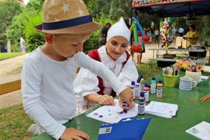 Dětská úschovna Aby se mohli rodiče klidně a spokojeně bavit na Festivalu česneku 2019, bylo o jejich děti postaráno, kromě malování na obličeje a dalších aktivit, jim přišla pohádku přečíst ta