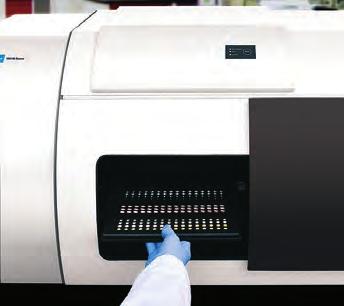 Běžná technika si totiž neporadí s neprůhlednými či fluorescentními materiály. Proto je pak nutné obaly otevřít a materiál správně navzorkovat, což vyžaduje speciální prostory, ochranné oblečení apod.