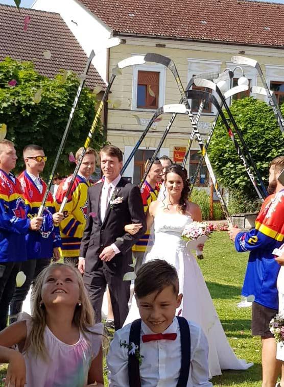 Seznámili se na Oddělení následné péče. Svoji lásku potvrdili poslední srpnový den před oltářem Babička Dagmar pracovala v Nemocnici České Budějovice, a.s. od roku 1951 až do roku 1980 jako vrchní sestra Kožního oddělení.
