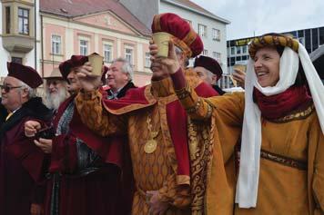 Po odchodu Burčákové unie přenesly Sestry Havelkovy se svým orchestrem celé náměstí do období první republiky. Předvedly jsme naši nejmilovanější hudbu, které se věnujeme celou kariéru.