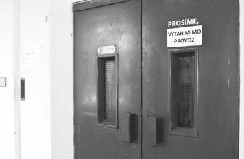 STR 5 Foto:Nina Veselá k čekání, jsou potažené koženkou. V tomto roce přistoupilo vedení města k výměně stávajícího výtahu. Starý již neodpovídal současným požadavkům.