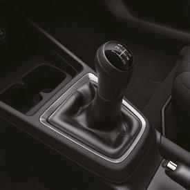 Zploštělý volant, který připomíná závodní auta, přední sedadla s výrazným bočním vedením a středová konzola natočená k řidiči vytvářejí sportovní atmosféru, která řidiče se Swiftem dokonale spojí.