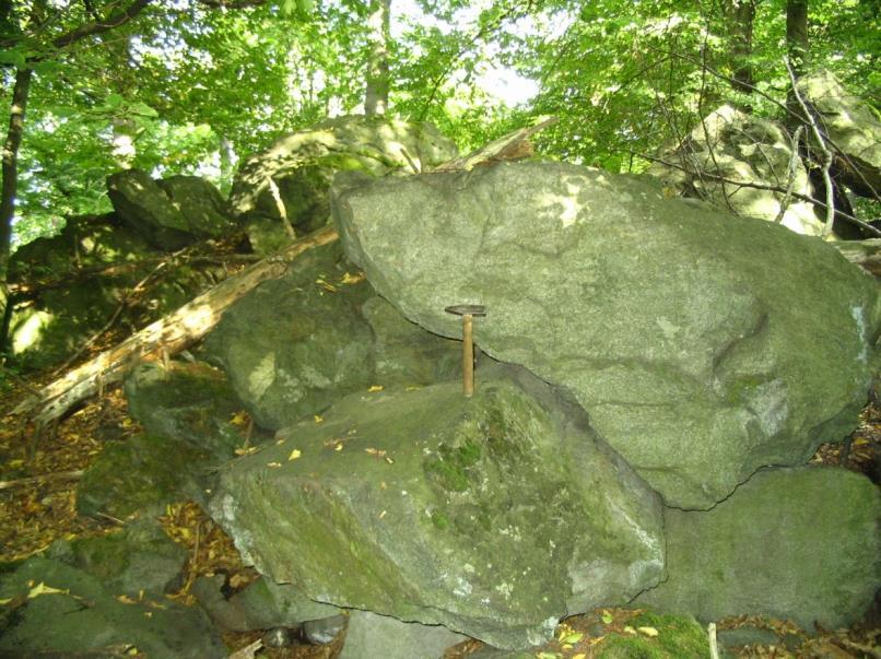 Tento výchoz není zaznačený v podrobné geologické mapě. GPS souřadnice: 49 53'57.738"N, 17 7'21.039"E Obr. 5.2 Geologická mapa Mostkova - šipkou označená lokalita výchozu metadoleritů, upraveno podle: www.