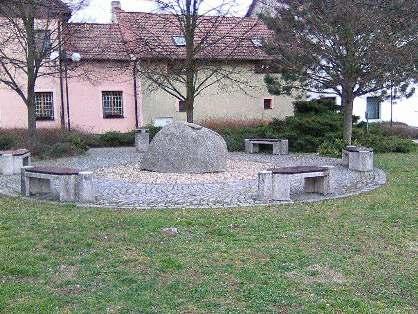 Místní nám k tomu připravili Náměstíčko, tak toto místečko pojmenovali a ještě jej doplnili malým mratínským menhirem a lavičkami.