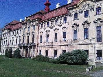 Tak tenhle původně rokokový zámek, jenž se později stal hlavním sídlem Nosticů nechal postavit hrabě František Antonín Nostic Rieneck (Rieneck hrabství v