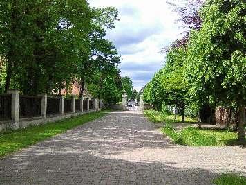 Dnes po mnoha letech je upraven jako anglický park. Nosticům byl zámek zestátněn v roce 1946, v roce 1948 zde byla zřízena politická škola ROH.