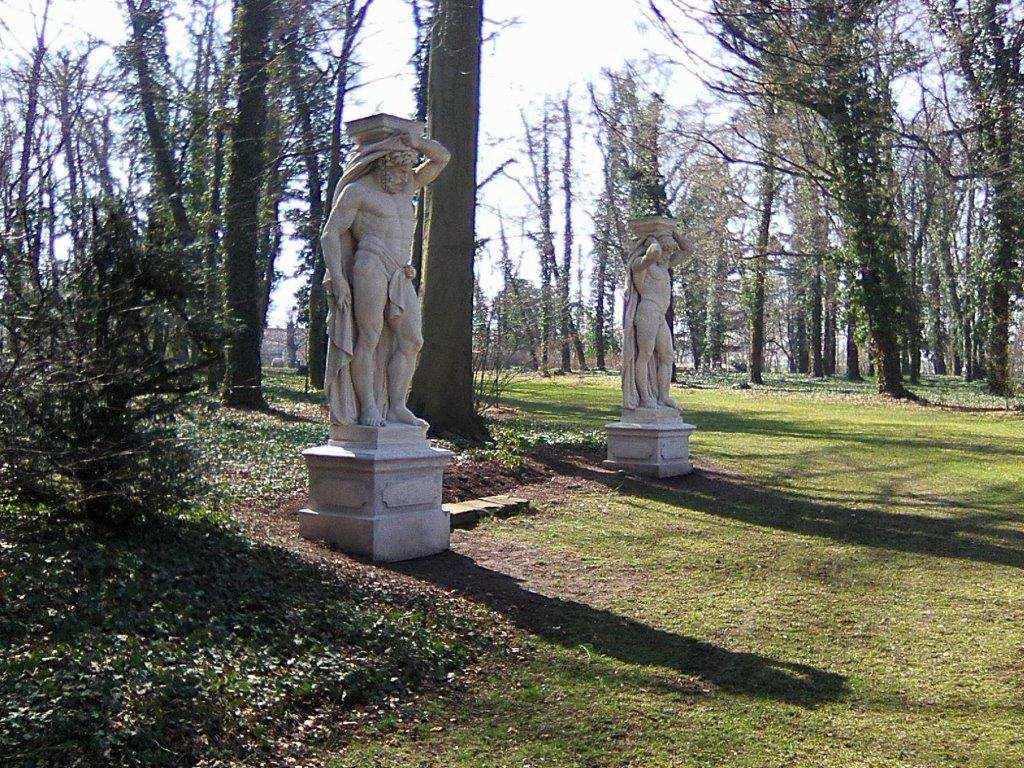 O zajímavostech a kráse zámeckého anglického parku by se dalo psát ještě dlouho, tak ještě alespoň na závěr, o jižní, vlastně čelní straně zámku, obrovská volná travnatá plocha před ním dává