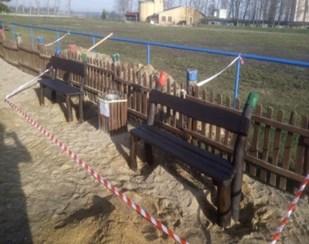 Zde vám po zaplacení pronájmu za hřiště budou vydány klíče od areálu (vratná záloha 200 Kč). Místní spolky, sportovní oddíly: 100Kč/hod.