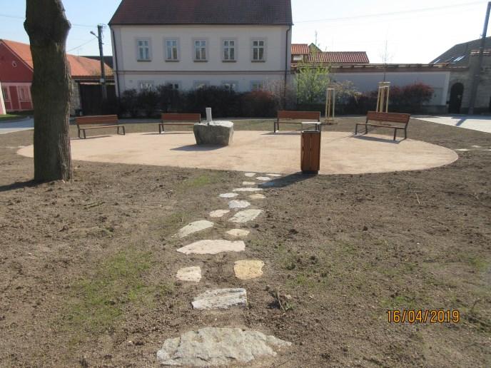 V této části města tak vznikla nová odpočinková zóna, jsou zde nová parkovací místa, a také došlo na opravu místních komunikací.