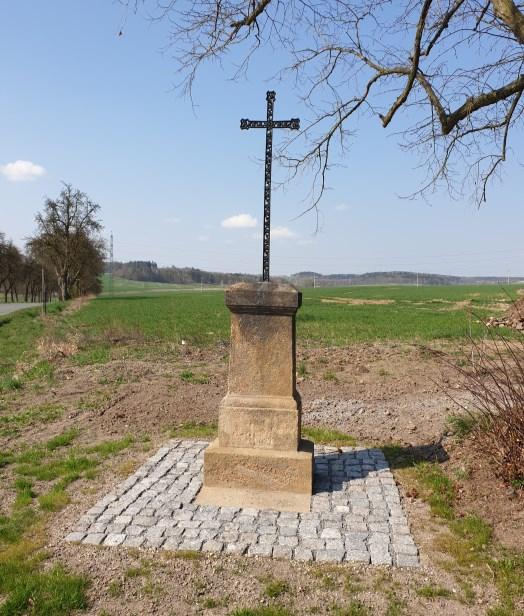 V Čelechovicích byla dokončena oprava křížku směrem na Nové Strašecí a zároveň byla opravena vedle křížku umístěná lavička, kde vzniklo odpočinkové místo s příjemným výhledem do širokého okolí.
