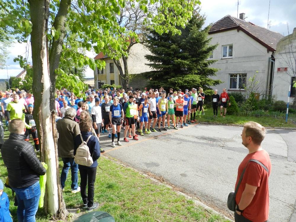 Díky paní Marušce Beránkové z pivovaru Krušovice, která vyjednala se stavbaři dálnice přeběh karlovarské silnice a značení trasy přes prováděnou stavbu.