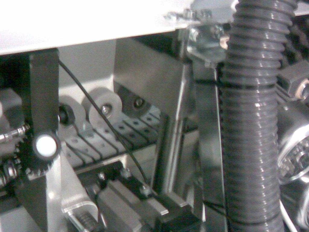 Použité hrany na olepování použití hran ABS do tloušťky 3 mm dřevěné nákližky do tloušťky 5 mm Řetězový posuvný pás stroj je