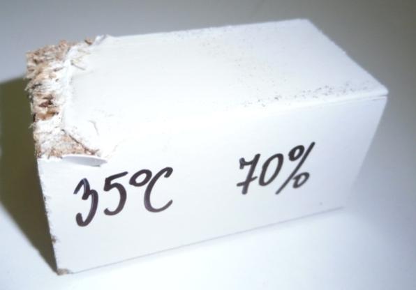 Snížení pevnosti DTD zavinilo nabobtnání vláken. Průměrné zatížení vyvinuté na tyto vzorky bylo 5085 N.