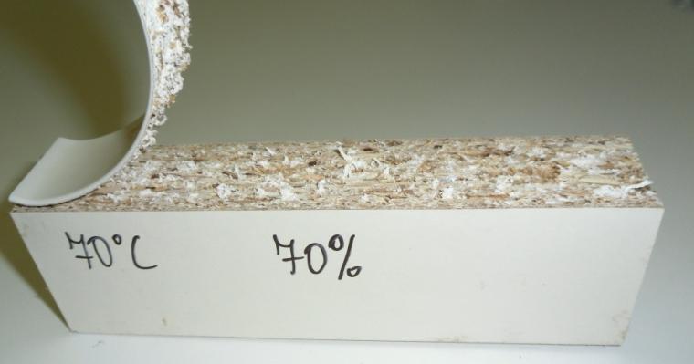 94 a 95: Poškození vzorků po zkoušce odlup pod úhlem 90 2.4.Vzorky vystavené působení teploty 70 C a vlhkosti 70 % Při působení