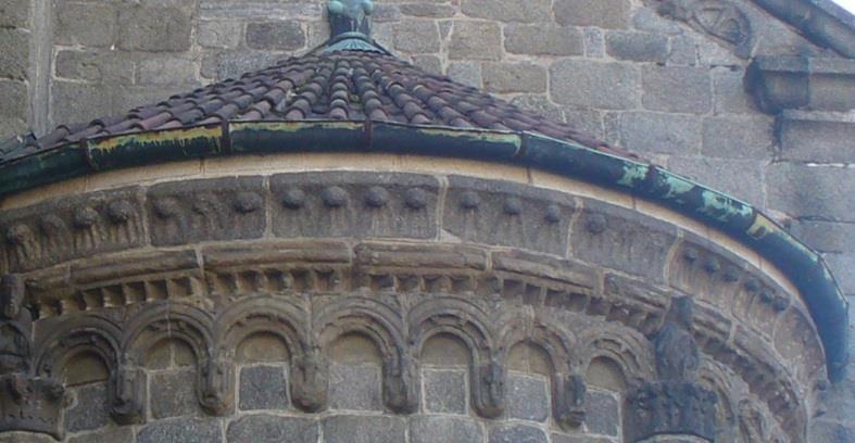 a) Střední část presbytáře hlavní lodi.