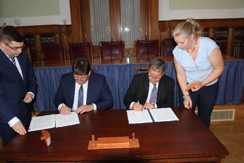 Česko-ukrajinská Mezivládní komise Založena v roce 2007 na základě Mezivládní dohody o ekonomické, průmyslové a