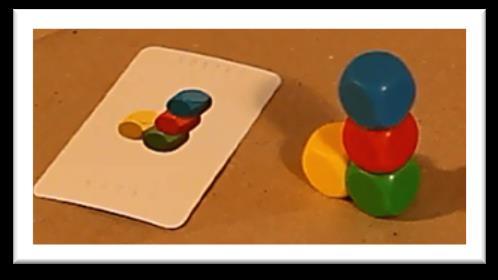 Žák staví pomocí barevných kostiček stavbu, která je znázorněna na obrázku (v sadě 55 kartiček jsou předlohy různé obtížnosti).