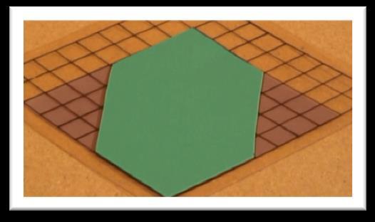 Položíme pod chytrý rastr barevně vyznačený čtverec 8 x 8 a na něj položíme šestiúhelník (viz obrázek).