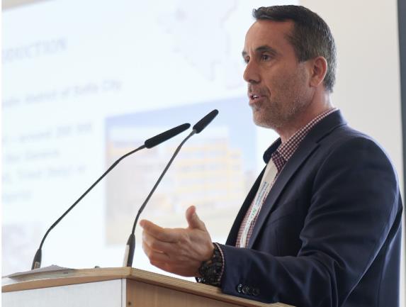 Co jsme se naučili: Ušetřit peníze je možné a úspory by měly být nastíněny jako doprovodný benefit. Důležitým faktorem úspěchu projektů je cílit dlouhodobě a nabídnout (finanční) pobídky.