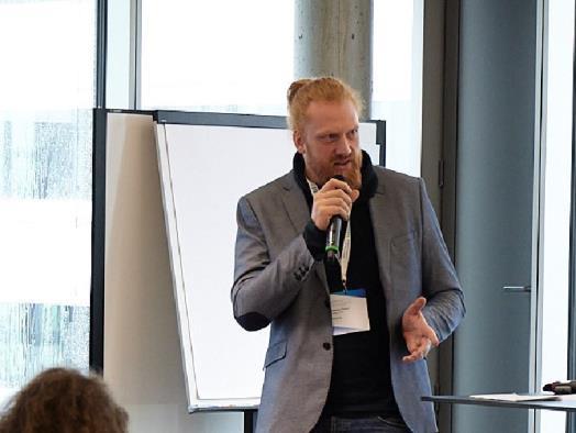 Cesty místní transformace Vedená diskuze se Stéphanem Dupasem (Energy Cities), po které následovala prohlášení starostů o ambicích jejich měst v oblasti změny klimatu s Leszkem Taborem (starosta