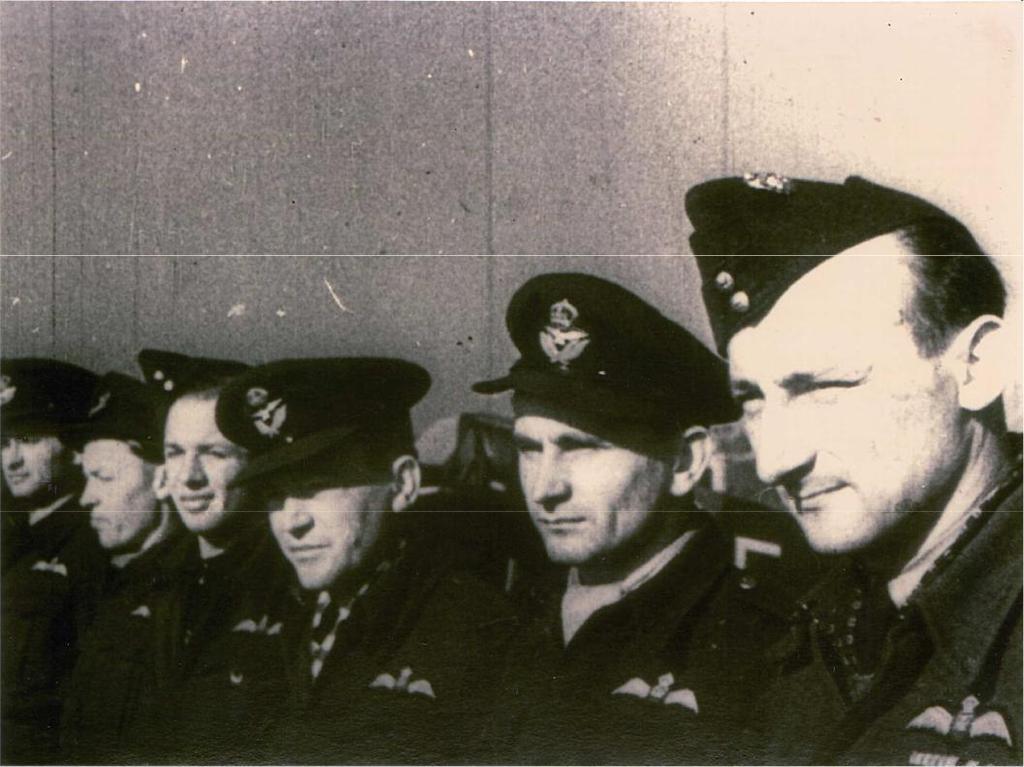 Obr. 35 Piloti od T istadvanáctky zlevaś F/Sgt František Vaculík, F/Lt Ladislav