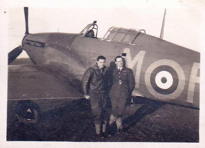 Obr. 45 Sgt L. Uher a Sgt J.