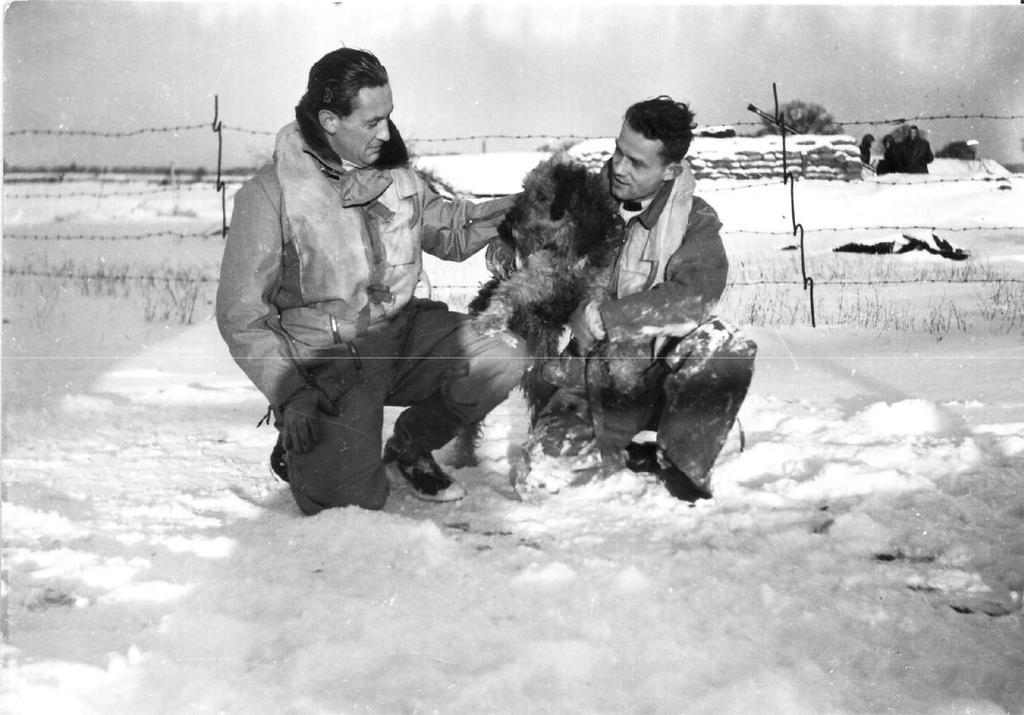 Obr. 51 Sgt Gutvald, maskot Rex a Sgt Uher (únor 41,