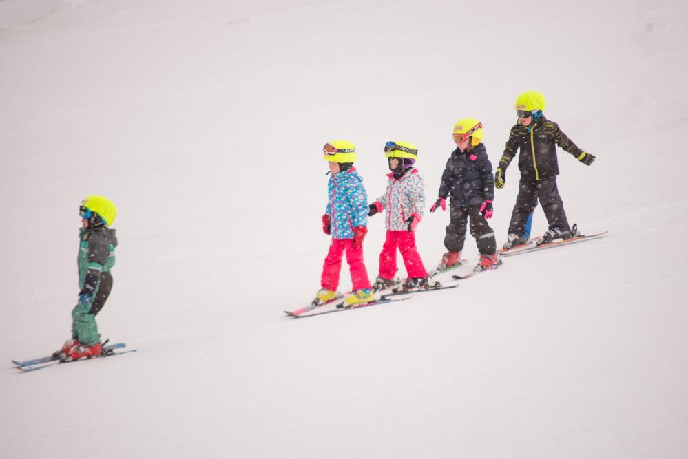 V průběhu ledna a února nabízíme tři kurzy pro předškoláky a v době jarních prázdnin dva kurzy pro žáky základních škol nejen lyžařskou školu, ale také školu snowboardingu.