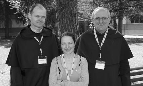 Na symposiu pro delegáty a moderátory laikátu 2011 česká skupina 1997 do Říma na studia na Fakultu kanonického práva Papežské lateránské univerzity se základními znalostmi italštiny a školní