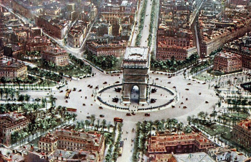 HISTORIE SVĚTOVÁ Kolorovaná fotografie náměstí s Obloukem z roku 1921 (pohled z jihu) Zdroj: https://cs.wikipedia.