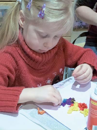 zum Muttertag! befriedigen das Kind nicht. Auch Vorabaussagen wie Schön, dass ihr morgen im Kindergarten mit Ton bastelt, da kannst du der Oma eine Tasse machen. sind nicht kreativ anregend.