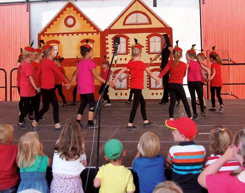 Dźěći na wulkim jewišću Je hižo něšto časa wot X. Mjezynarodneho folklorneho festiwala Łužica 2013 zašło. Něchtóžkuli z Was čitarjow so zawěsće rady na tute wulkotne zarjadowanje dopomina.