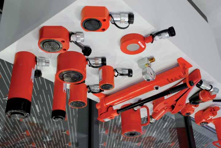 Všeobecný katalog pro hydraulické systémy Vážení zákazníci, Zdvihání a přemisťování těžkých nákladů bylo vždy základním problémem a středem našich činností.
