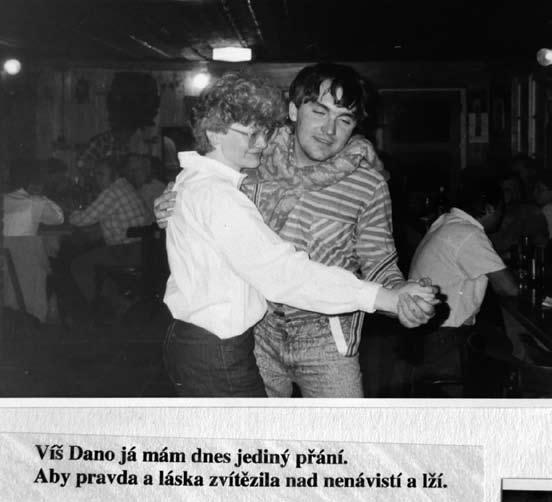 KRONIKA NESKONČILA V ZAPOMNĚNÍ NA DNĚ Vzácná a jedinečná. Taková je bohatě ilustrovaná kronika zachycující život v nástrojárně národního podniku OEZ Letohrad v letech 1975 1990.