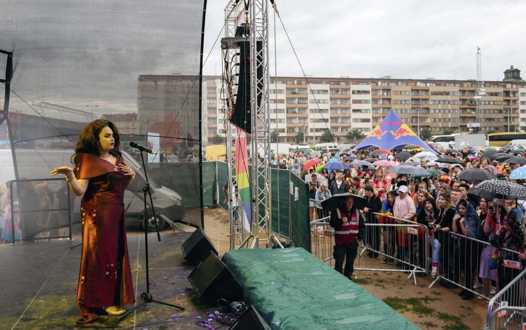 Dramaturgie letos byla opravdu queer a lidé mohli vidět řadu drag queens a LGBT+ umělců, kteří vystupují na pridech po celém světě.