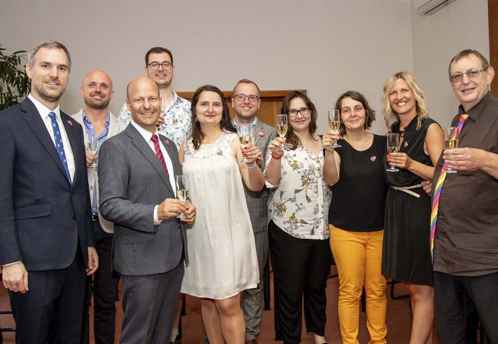 SETKÁNÍ S POLITICKOU REPREZENTACÍ Vyvěšení duhové vlajky V pondělí 5. srpna ráno uspořádal primátor hl. m.