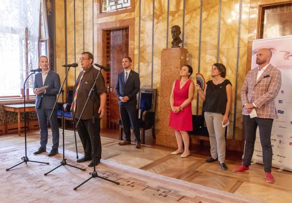 Duhová vlajka jako symbol LGBT hnutí oficiálně zavlála na budově radnice poprvé v historii.