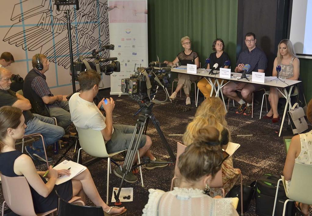 PROPAGACE A MÉDIA Outdoorová část propagační kampaně festivalu zahrnovala citylighty, plakáty na telefonních budkách, QS folie na tramvajích a variapostery.