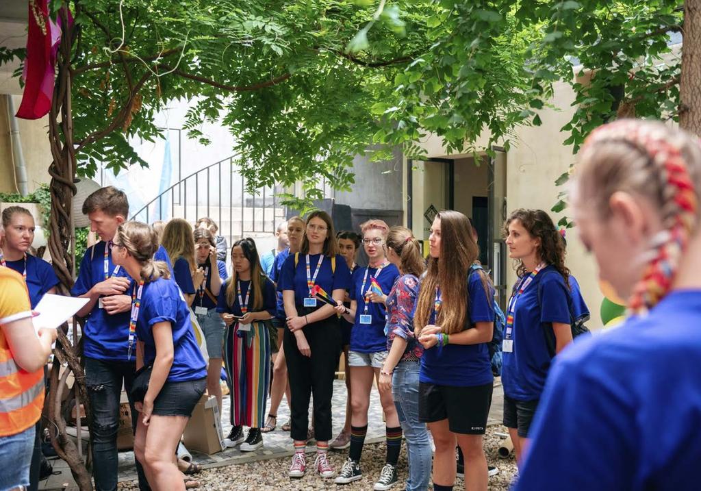 Během týdne pracovalo 74 dobrovolníků, zejména v Pride Village, Pride House i ve festivalové kanceláři. Největší zájem měli dobrovolníci o prodej ve stánku merchandisingem a zdobení aut do průvodu.