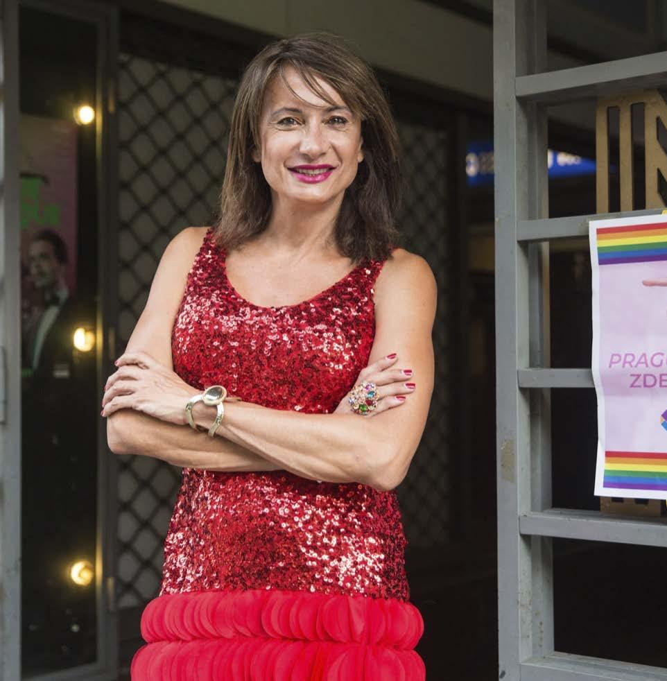KONCEPT Z USA DRAG QUEENS, KTERÉ ČTOU POHÁDKY DĚTEM.