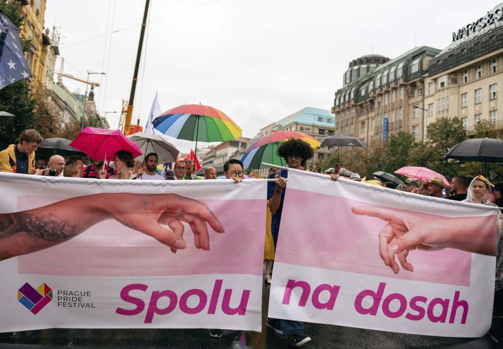 začali být vidět. Naše země šla díky železné oponě jinou cestou. Homosexualita zde byla dekriminalizována již v roce 1962.