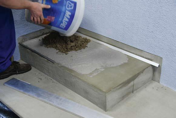 4. Betonáž spádové vrstvy 10 11 12 Namíchanou a zavlhlou betonovou směs Topcem Pronto aplikujeme do čerstvého