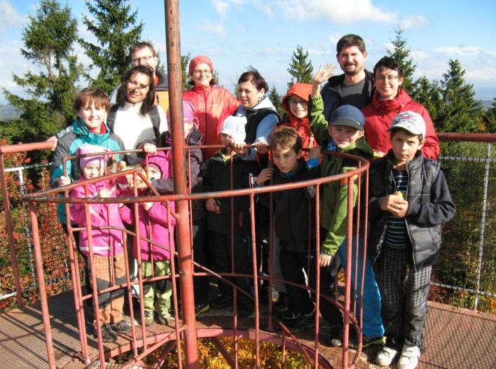 Následně jsme se vydali do náročného stoupání na vyhlídku u Sypací skály, která se nachází pod vrcholem Boru. Za vynaložené úsilí jsme byli odměněni úžasným výhledem do okolní krajiny.