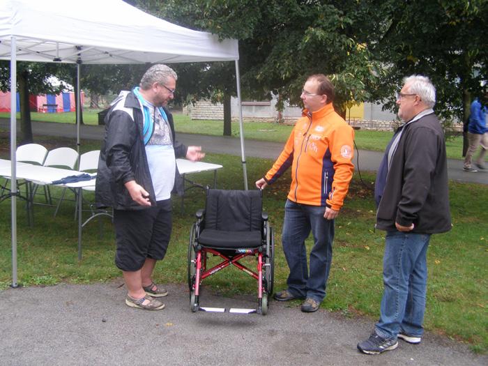 Ukázku i vyzkoušení zdravotnických pomůcek nabídla také firma Patron (HELP CENTRUM), zástupce předal primáři MUDr. Pavlu Remešovi dar pro pacienty spinální jednotky mechanický invalidní vozík.