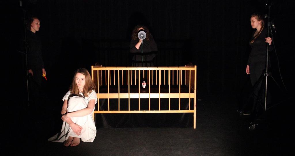 Inscenace se hrála na krajském kole studentského divadla Audimafor, kde získala doporučení do národního kola Mladá scéna v Ústí nad Orlicí, kam ji programová rada nepřijala.