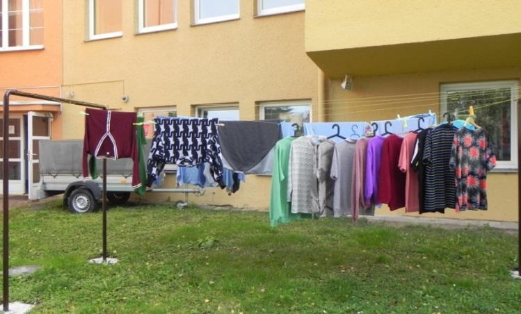 Velké prádlo Před okny naší prádelny se postavil velký sušák na prádlo. Není nad voňavé prádlo sušené venku na sluníčku.